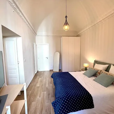 2 Proche Théâtre Et *